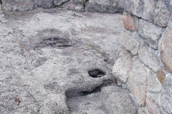 Draže po dřevěných konstrukcích na severním výchozu jádra hradu ( © Iva Spurná 8.5.2007)