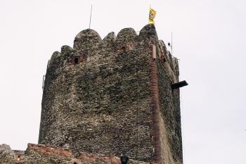 Břit bergfritu za čelní hradbou jádra ( © Iva Spurná 8.5.2007)