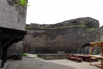 Nádvoří s cisternou ( © Iva Spurná 8.5.2007)
