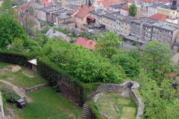 Prostor tzv. Velkého dolní hradu - bastion s půlválcovou baštičkou ( © Iva Spurná 8.5.2007)