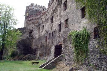 Vnější strana paláce se vstupem do předhradí ( © Iva Spurná 8.5.2007)