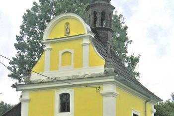 Pohled na kapli ze silnice od jihovýchodu (© Pavel Vítek 07/2011)