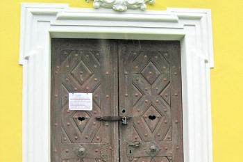 Vchod do kaple, nad ním letopočet výstavby kaple (© Pavel Vítek 07/2011)