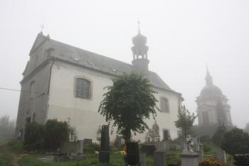Kostel od jihu, vpravo mausoleum rodiny Schmitt ( © Ivan Grisa 09/2010)
