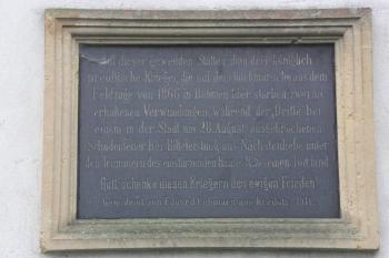 Pamětní deska tří pruských vojáků, pohřbených zde po válce roku 1866 ( © Ivan Grisa 09/2010)