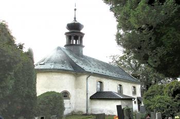 Kostel Nejsvětější Trojice na hřbitově v Českém Dubu. (© Pavel Vítek  09/2024)