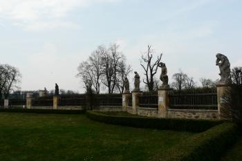 galerie soch u zámku (© Alena Volná, 4/2009)