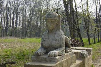sfinga v zámeckém parku (© Petr Kovařík 10/2005)