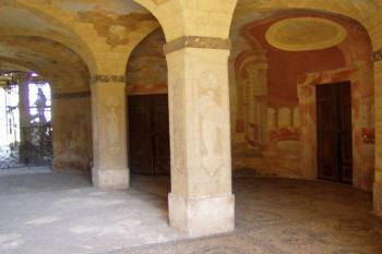 vstupní sloupoví (© Karel Piskáček, 06/2007)