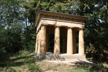 Antický pavilon v jižní části parku: pohled od východu ( © Ivan Grisa 08/2009)