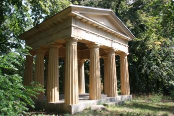 Antický pavilon v jižní části parku: pohled od jihozápadu ( © Ivan Grisa 08/2009)
