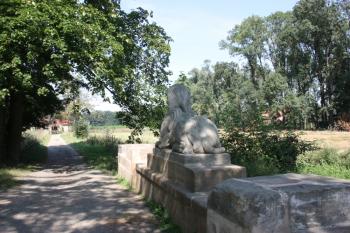 Egyptský pavilon: pohled přes most se sfingou k nedalekému hospodářskému stavení ( © Ivan Grisa 08/2009)
