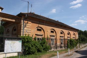 Bývalá vrátnice u jižního vstupu do zámeckého areálu ( © Ivan Grisa 08/2009)