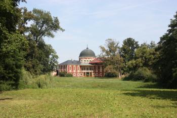 Hlavní zámecká budova: průhled od jihu ( © Ivan Grisa 08/2009)