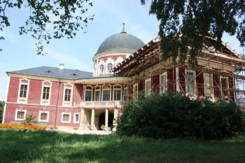Hlavní zámecká budova: pohled od jihovýchodu ( © Ivan Grisa 08/2009)