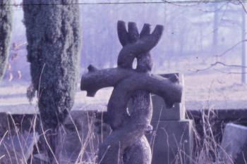 Náhrobek na sousedním hřbitově ( © Ivan Grisa 01/1988)