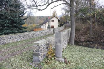 Milník u západního konce mostu ( © Ivan Grisa 10/2009)