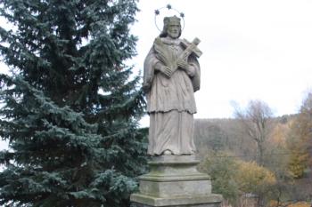 Socha sv. Jana Nepomuckého uprostřed mostu ( © Ivan Grisa 10/2009)