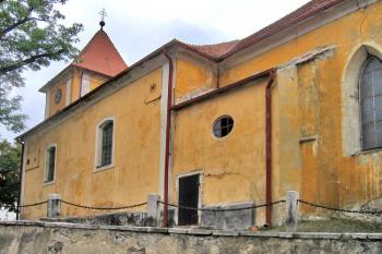 Pohled na jižní frontu kostela ( © Pavel Vítek 09/2009)