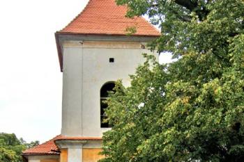 Průčelí kostela s hranolovitou věží ( © Pavel Vítek 09/2009)