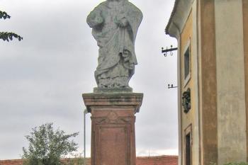 Socha sv. Mikuláše před kostelem ( © Pavel Vítek 09/2009)