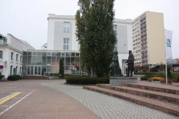 Prostranství před bývalým ředitelstvím s pomníkem zakladatelů firmy ( © Ivan Grisa 10/2009)
