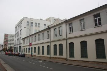 Bývalé ředitelství a výrobní haly od jihovýchodu ( © Ivan Grisa 10/2009)