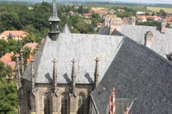 Zámecká kaple a západní křídlo z ochozu velké věže ( © Ivan Grisa 07/2011)