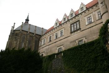 Západní průčelí s kaplí (© Jiří Cukr, 08/2014)