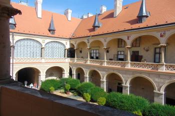 Sv.vnitřní nádvoří s arkádovou lodžii vých. traktu (© Dušan Dohňanský  08/2023)