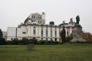 Divadlo od severovýchodu, vpravo pomník J. A. Komenského ( © Ivan Grisa 10/2009)