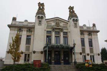 Hlavní průčelí od severozápadu ( © Ivan Grisa 10/2009)