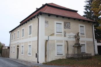 Bratrská škola od jihu, v přízemí zazděný oblouk fortny ( © Ivan Grisa 10/2009)