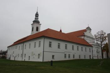 Bývalý klášter od jihozápadu ( © Ivan Grisa 10/2009)
