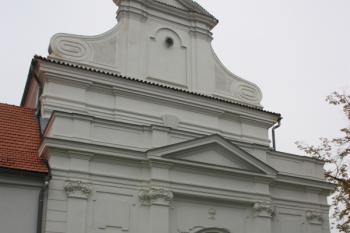 Jižní průčelí kostela ( © Ivan Grisa 10/2009)