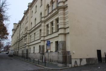 Severní stěna školy a nové radnice ( © Ivan Grisa 10/2009)