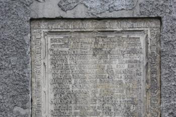 Náhrobek na jižní stěně bývalého kostela ( © Ivan Grisa 10/2009)