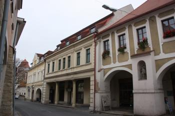 Hlavní průčelí domů v jižní části západní fronty Staroměstského náměstí, dům č. p. 107 uprostřed ( © Ivan Grisa 10/2009)