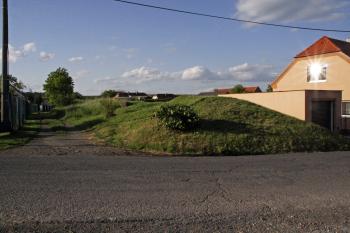 Vnitří val předhradí na západě hradiště ( © Iva Spurná 16.5.2009)