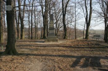 Na vrcholu valu byl v roce 1908 postaven památník připomínající vyvraždění rodu Vršovců (© Jan Švejkar, 01/2009)