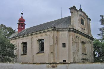 Pohled na průčelí kostela z hlavní silnice ( © Pavel Vítek 09/2009)