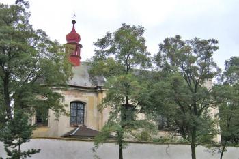 Pohled na závěr kostela z hlavní silnice ( © Pavel Vítek 09/2009)