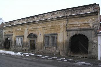 průčelí před opravou (© Karel Husák, 01/2006)