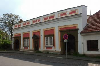 uliční průčelí špitálu ( © Milan Caha 05/2008)