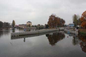 Povodní strana zdymadla z levého břehu ( © Ivan Grisa 11/2009)