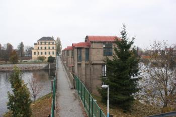 Jez a elektrárna z lávky přes plavební komoru ( © Ivan Grisa 11/2009)