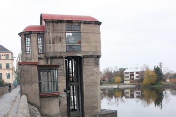 Věže jezu od jihu ( © Ivan Grisa 11/2009)