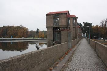 Věže jezu od severu ( © Ivan Grisa 11/2009)