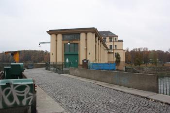 Elektrárna od severu, v popředí most přes Mrlinu ( © Ivan Grisa 11/2009)
