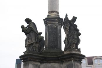 Světci ve spodní části sloupu: vlevo sv. Josef, vpravo Václav ( © Ivan Grisa 11/2009)